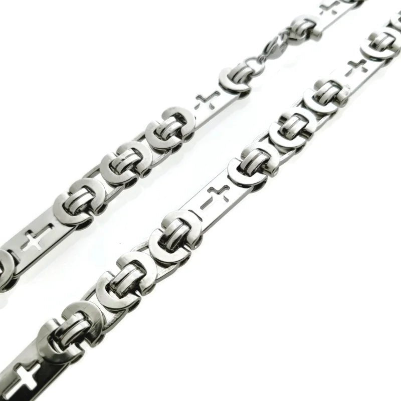 Een paar roestvrijstalen kettingen