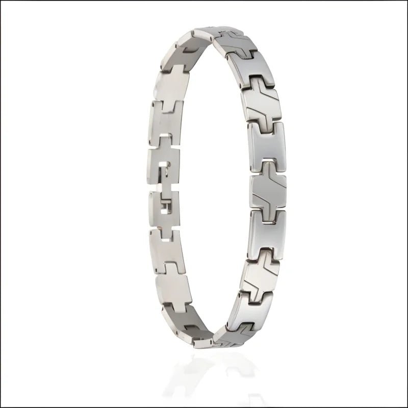 Een roestvrijstalen armband met een metalen sluiting