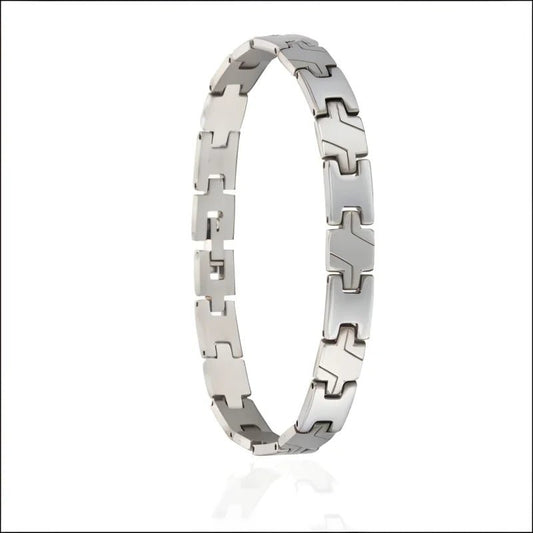 Een roestvrijstalen armband met een metalen sluiting