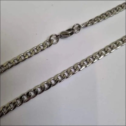 Een zilveren ketting met een zilveren slotje