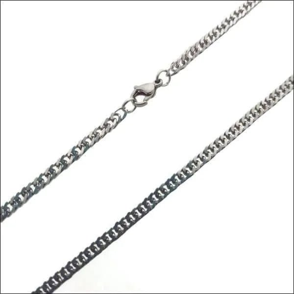 Een zilveren ketting met een slotje eraan