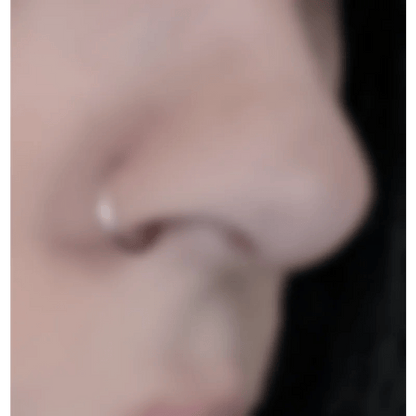 Een vrouw met een neuspiercing