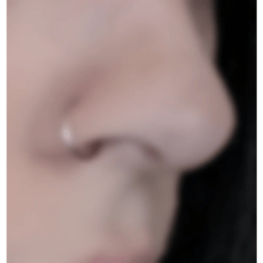 Een vrouw met een neuspiercing