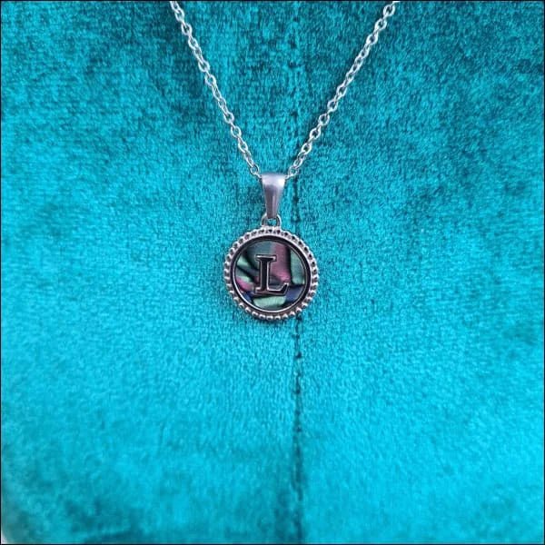 Een halsketting met een roze steen in het midden