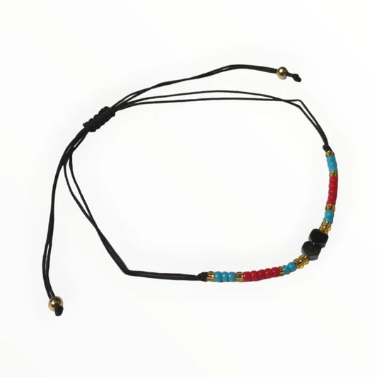 Een armband met een rode en blauwe bea