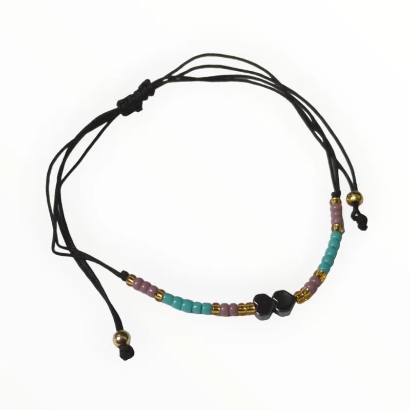 De armband is gemaakt van één streng kralen van natuursteen en een sluiting van messing