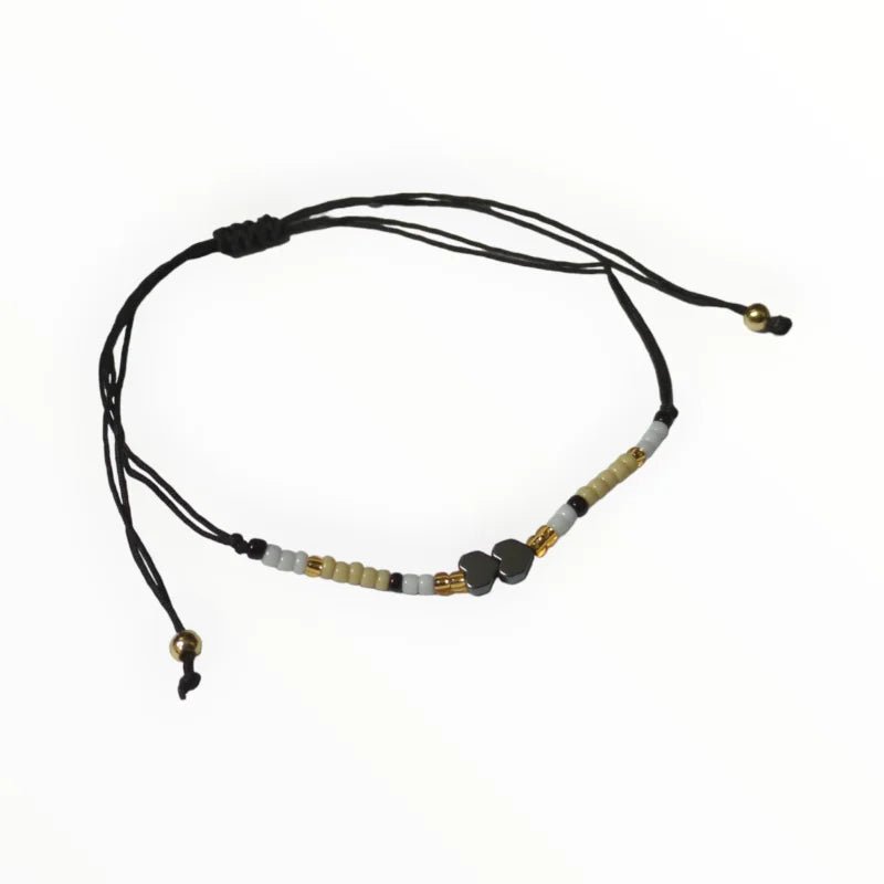 Een armband met een gouden en zwarte bea