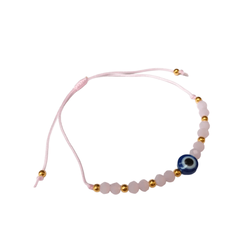 Een armband met een roze koord en een gouden bea