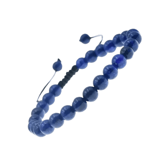 Een armband van blauwe glazen kralen