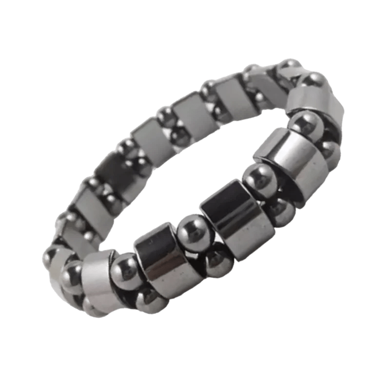 Een zwart met zilveren armband met een bal