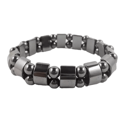 Een zwart met zilveren armband met een vierkante bea