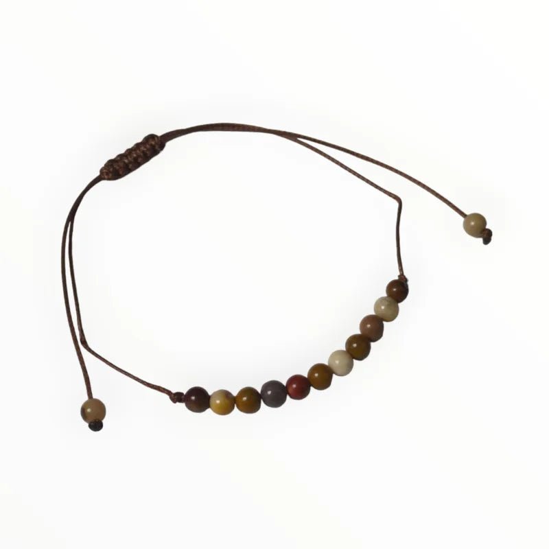 Een armband met een bruine en bruine bea