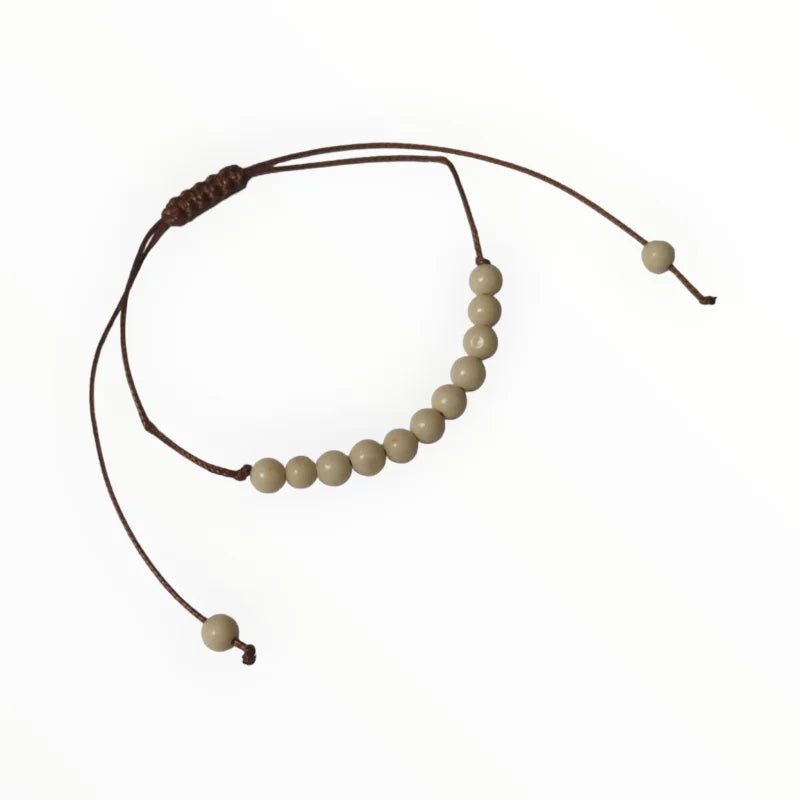 Een armband met een bea en een leren koord