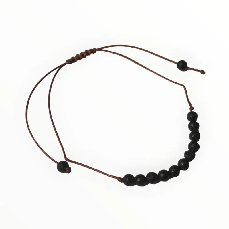 Een zwarte bea-armband met een bruin koord