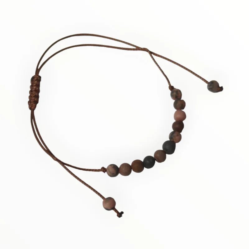 Een bruine leren armband met houten kralen