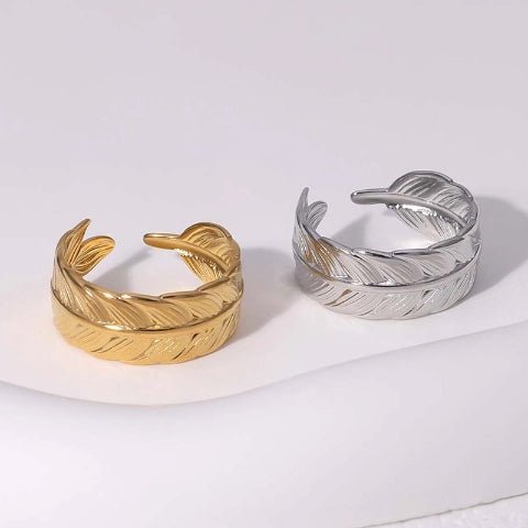 Verstelbare RVS Ring met Veertje Motief - Goudkleur of Zilver (8 mm) - Aramat Jewels - Ringen - cadeautip