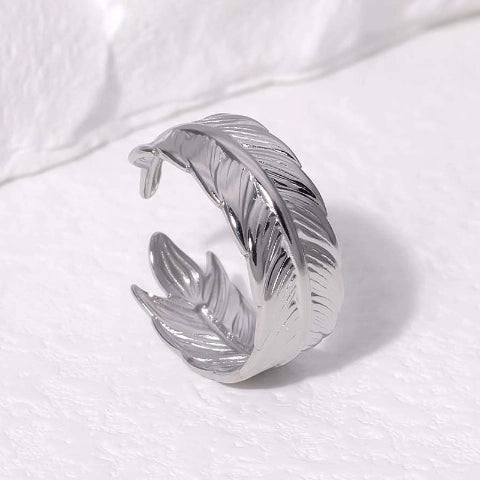 Verstelbare RVS Ring met Veertje Motief - Goudkleur of Zilver (8 mm) - Aramat Jewels - Ringen - cadeautip