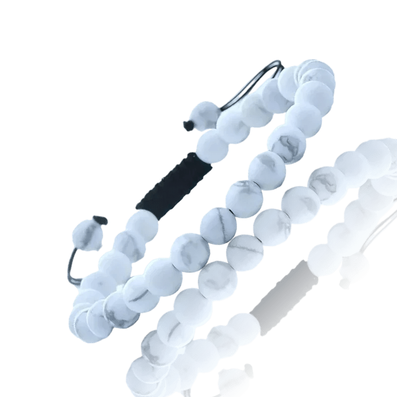 Een paar witte marmeren kralen met zwart koord