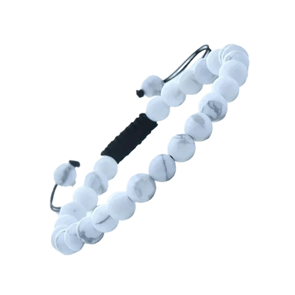 Een wit marmeren armband met zwart koord