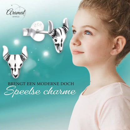 Zilveren stierschedel oorbellen.