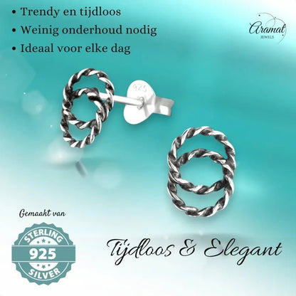 Zilveren gedraaide oorbellen met dubbele cirkel.