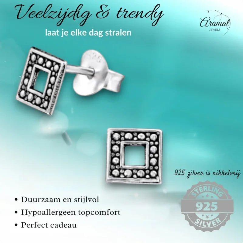 Vierkante zilveren oorbellen.