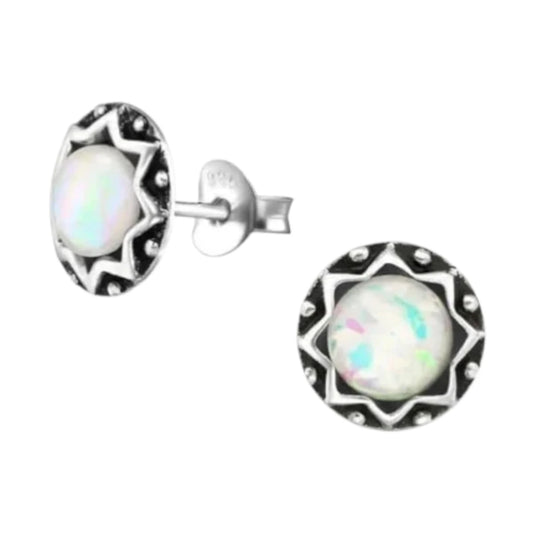 Boucles d'oreilles puces – Argent sterling, style ethnique balinais, opale blanche ronde oxydée de 9 mm