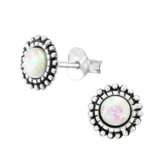 Boucles d'oreilles puces – Argent sterling, style ethnique balinais, opale blanche oxydée, 8 mm