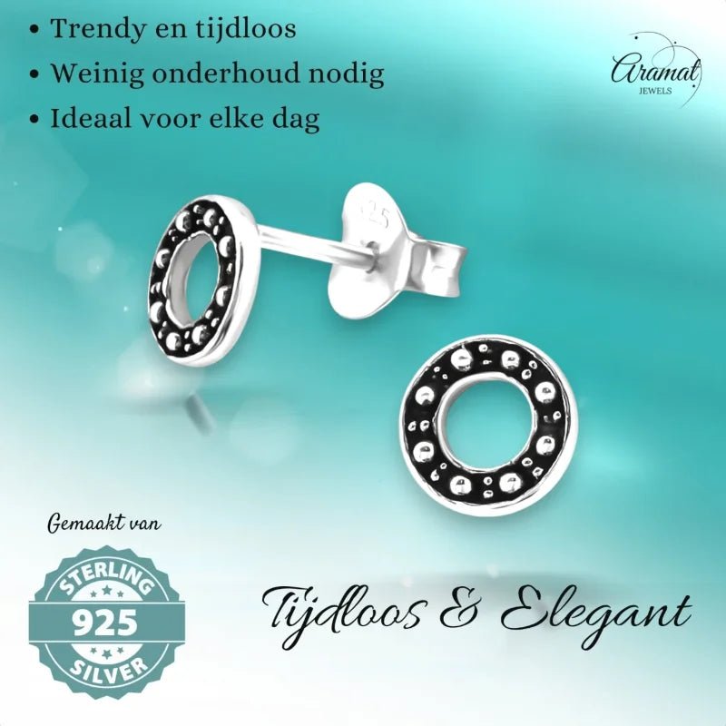 Zilveren donutvormige oorbellen.
