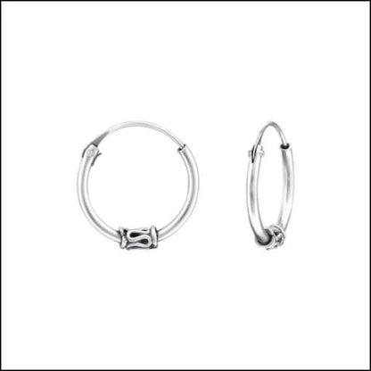 Een paar zilveren hoepeloorbellen