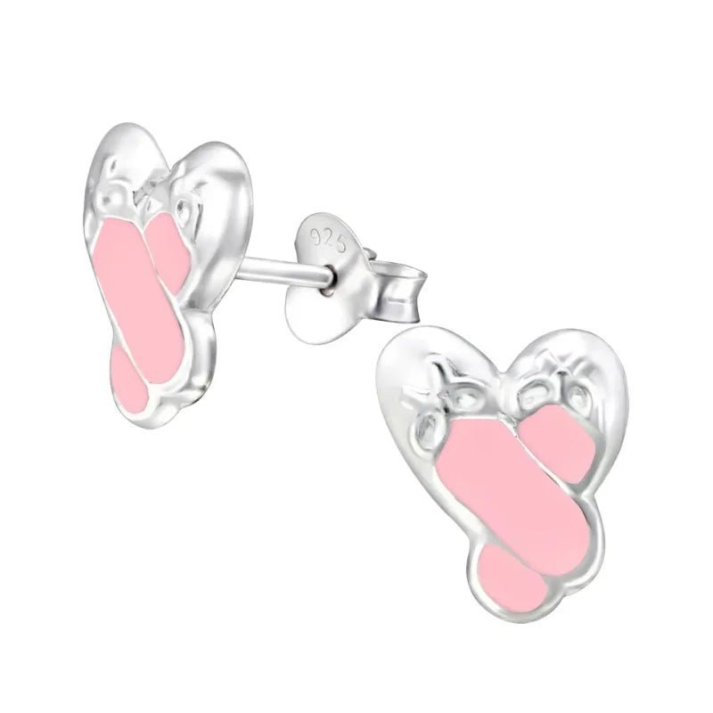 Een paar roze emaille hartjes op een zilveren knop