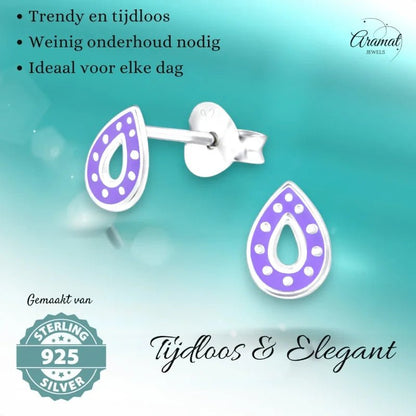 Tardropvormige zilveren oorbellen met lichtblauw emaille.