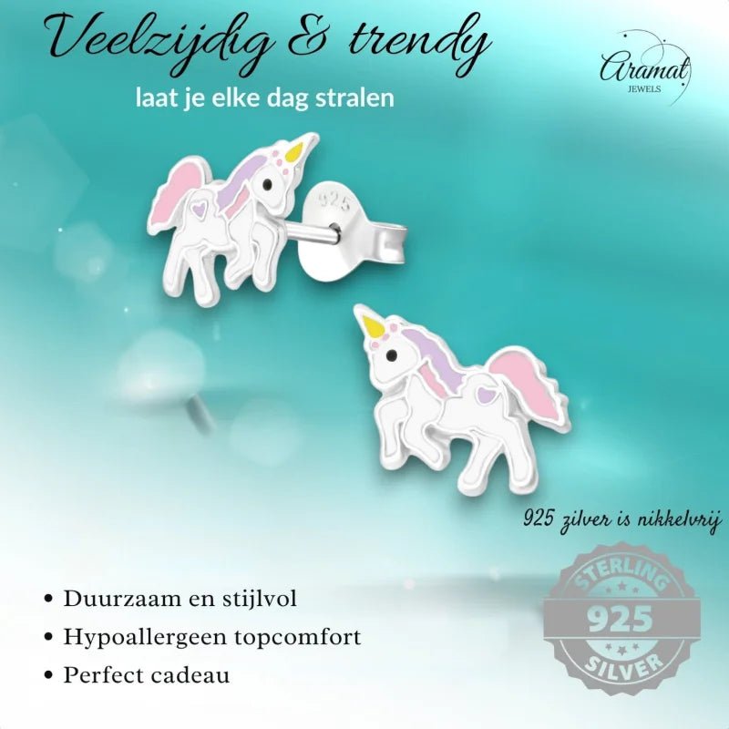 Eenhoornvormige zilveren oorbellen.