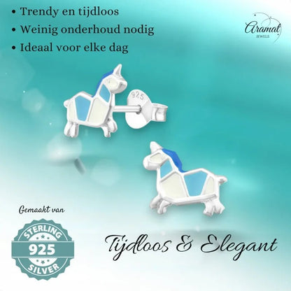 Eenhoornvormige oorbellen met blauw en wit glazuur.