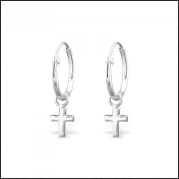 Een paar zilveren hoepeloorbellen