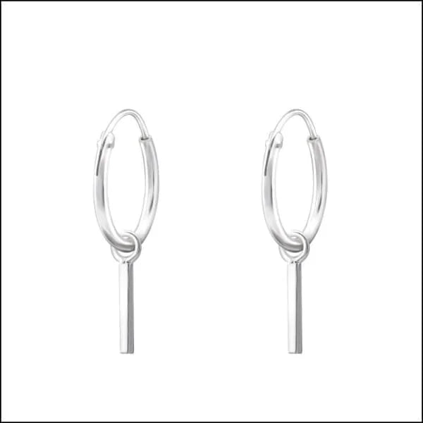 Een paar zilveren hoepeloorbellen