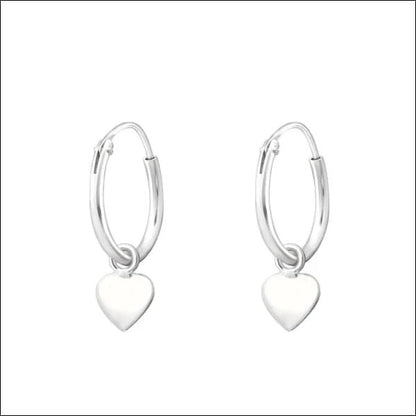 Een paar zilveren hart hoepel oorbellen
