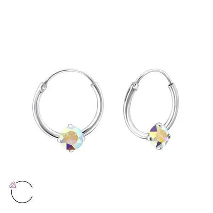 Een paar zilveren oorbellen met een regenboogkleurige steen