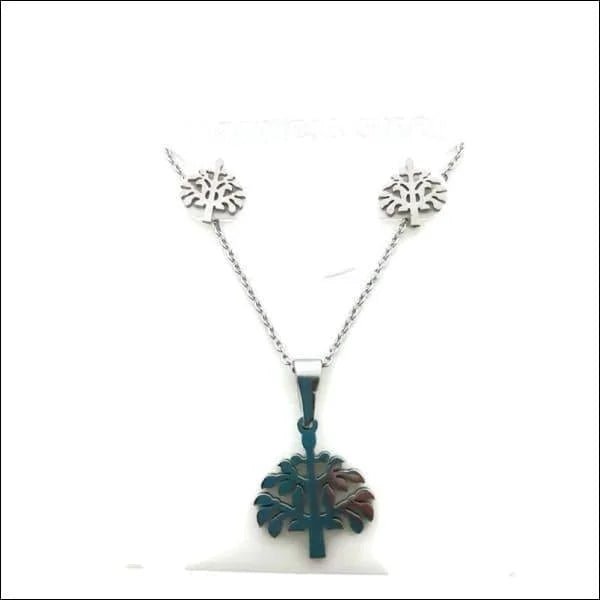 Een ketting met een kruis en bloemen