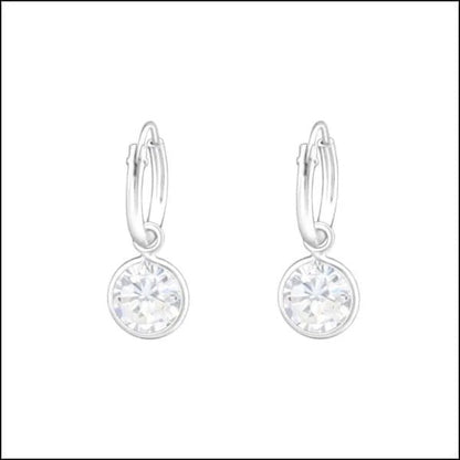 Een paar oorbellen met een witte steen