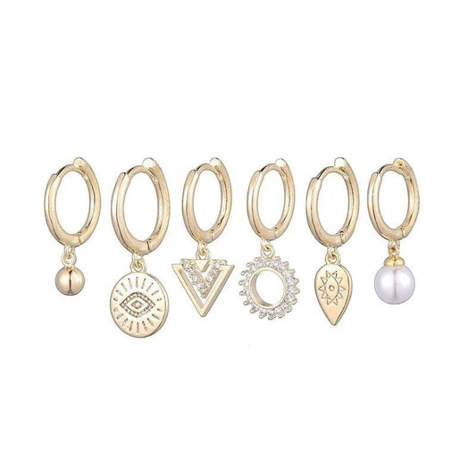 Een set van vijf gouden oorbellen met bedels