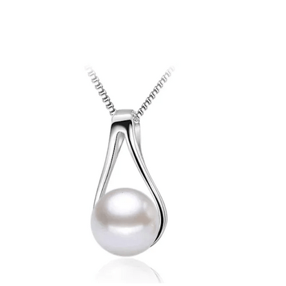 Een witte parel hanger met een zilveren ketting