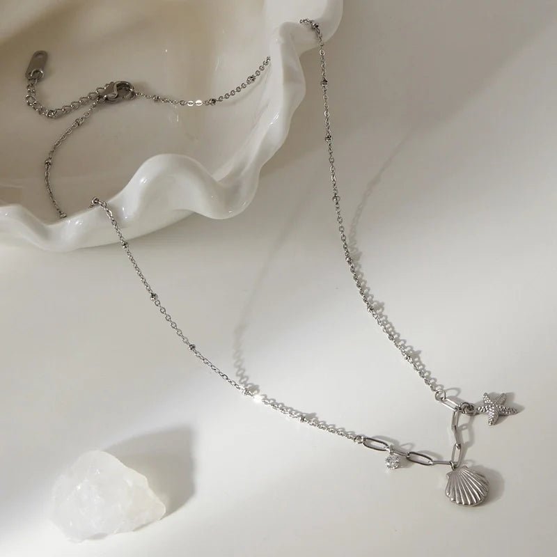 Zilverkleurige bedelketting met zeester, schelp & zirkonia – 40+5 cm - ket1183 - 658906 - Halskettingen kopen# - 40cm - alles - Bedelketting