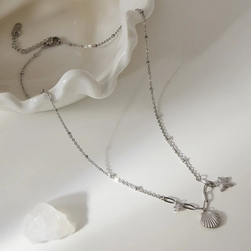 Zilverkleurige bedelketting met zeester, schelp & zirkonia – 40+5 cm - ket1183 - 658906 - Halskettingen kopen# - 40cm - alles - Bedelketting
