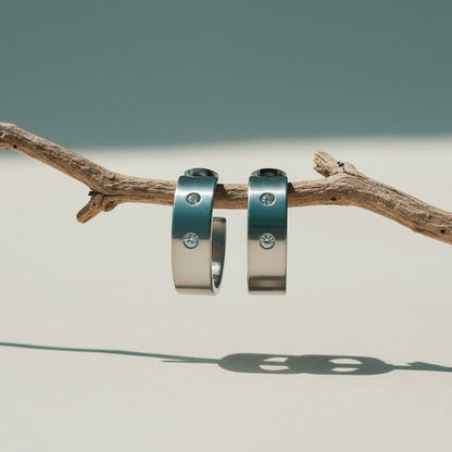 Zilverkleurige Brede RVS Oorringen met Dubbele Zirkonia 23mm - Aramat Jewels - Oorringen - cadeautip