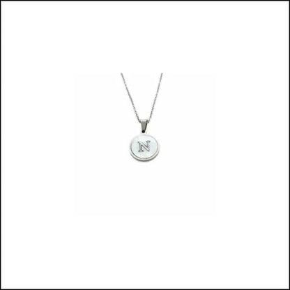 Een zilveren ketting met een kleine initiaal erop