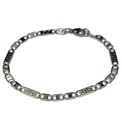Een zilveren armband met een zwart-wit ontwerp