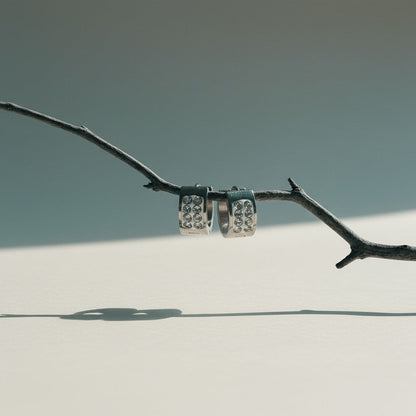 Zilverkleurige Mini RVS Oorringen met 2 Rijen Kristal 13x7mm - Aramat Jewels - Oorringen - cadeautip