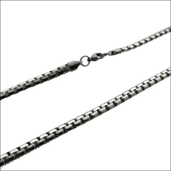 Een zwart-witte ketting met een zwarte schakel