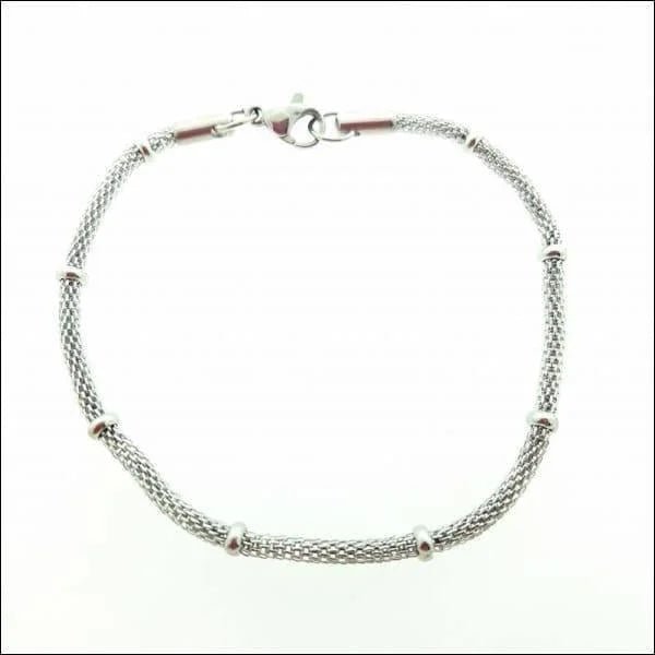 Een zilveren armband met een sluiting